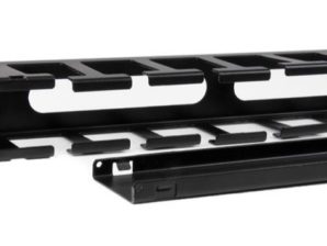 StarTech.com Panel Canaleta Horizontal de 1U con Cubierta para Gestión de Cableado en Racks y Perforaciones Laterales CON CUBIERTA RACK